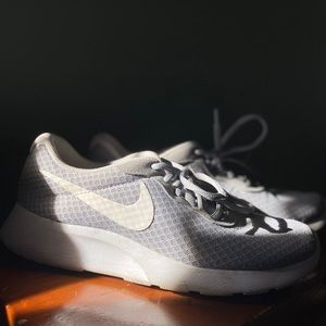 women's nike tanjun shoes
